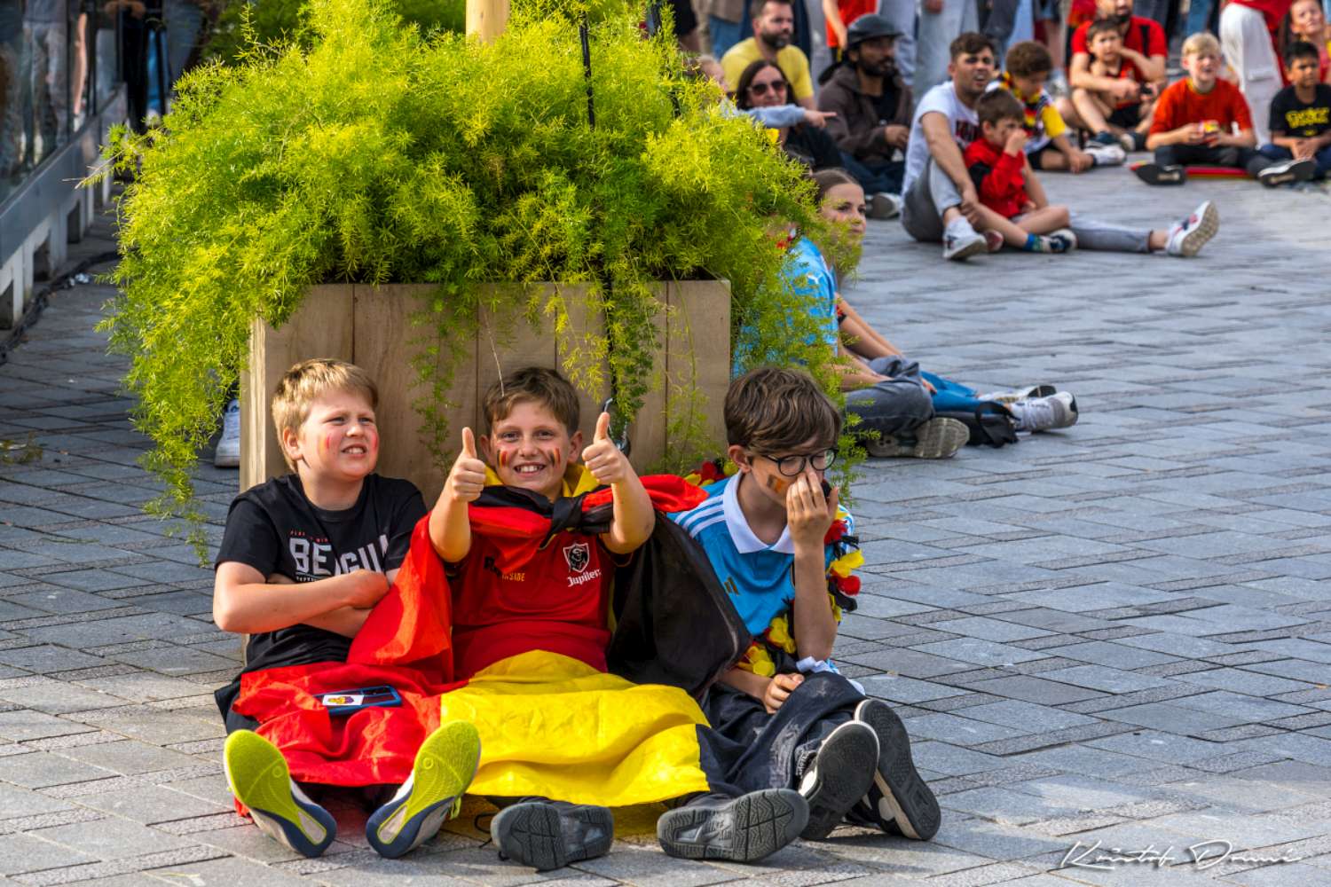 Kids met vlaggen op de Havermarkt