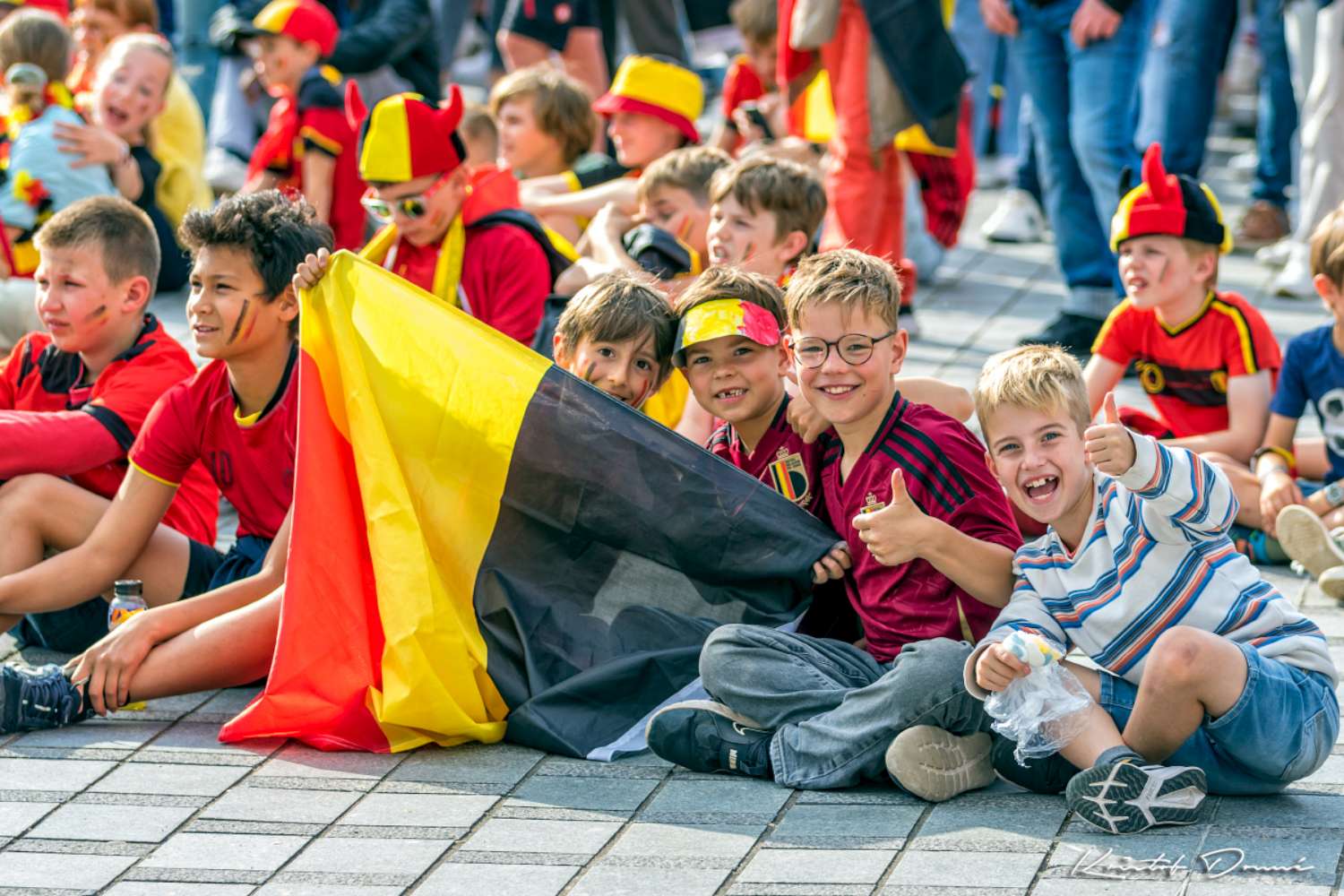 Jonge fans met Belgische vlag